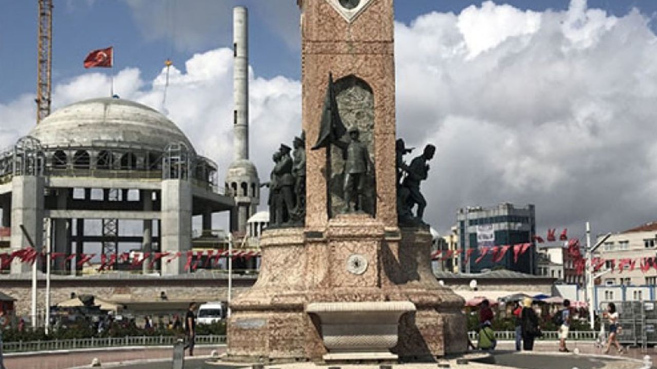 Taksim Cumhuriyet Anıtı'na büyük ayıp