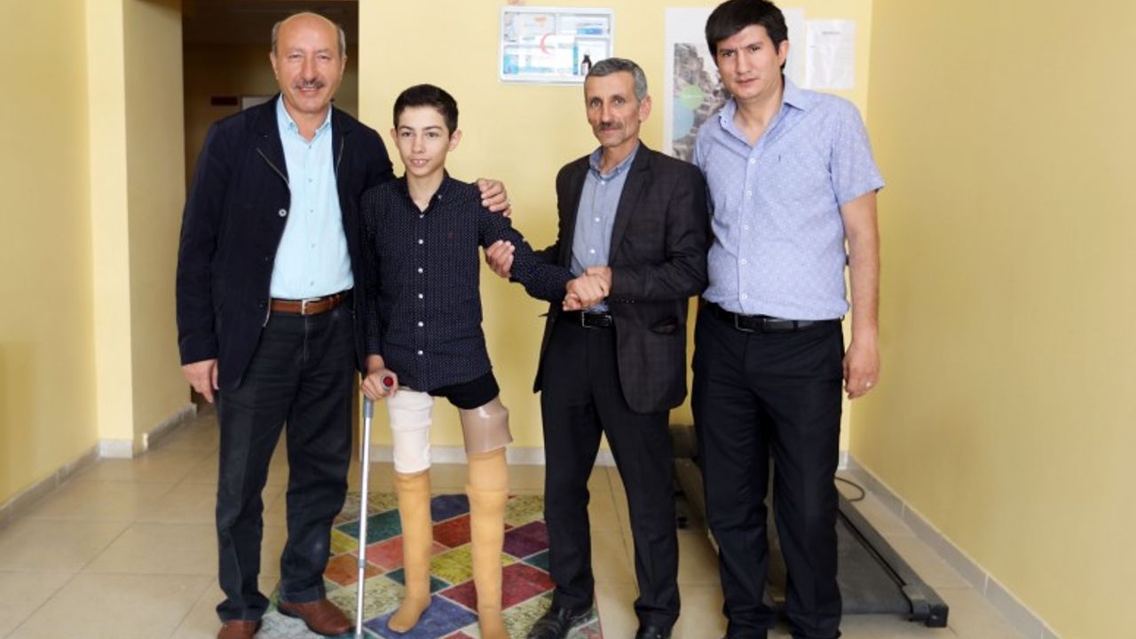 Protez bacaklarını kaybeden çocuğu belediye sevindirdi