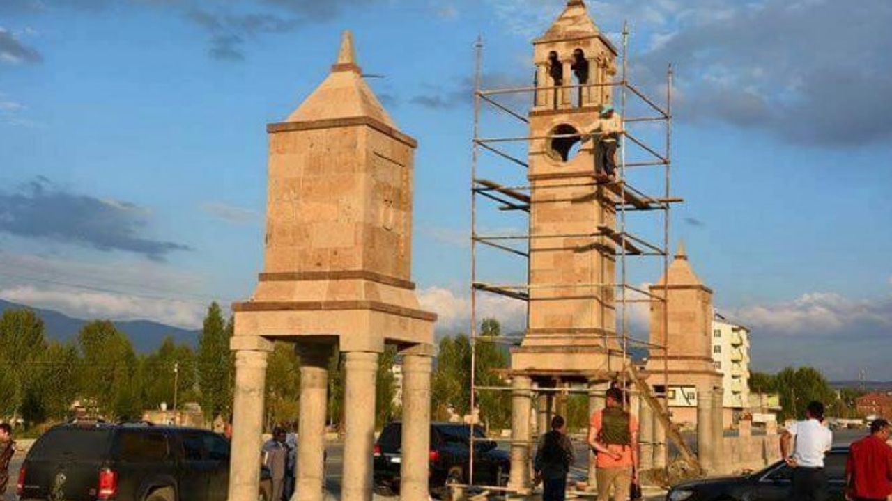 Güroymak'da Osmanlı mimarisi sütunlar yapıldı