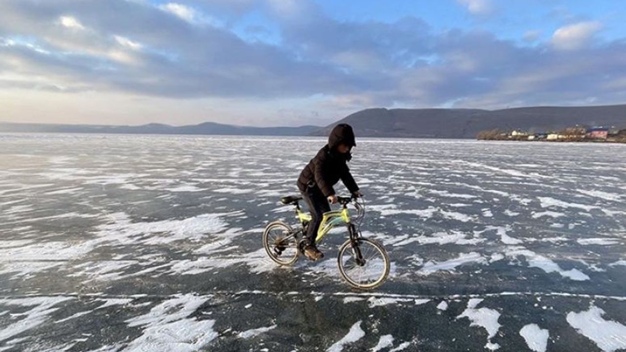 Buz tutan Çıldır Gölü'nde yürüyüş etkinliği düzenlendi