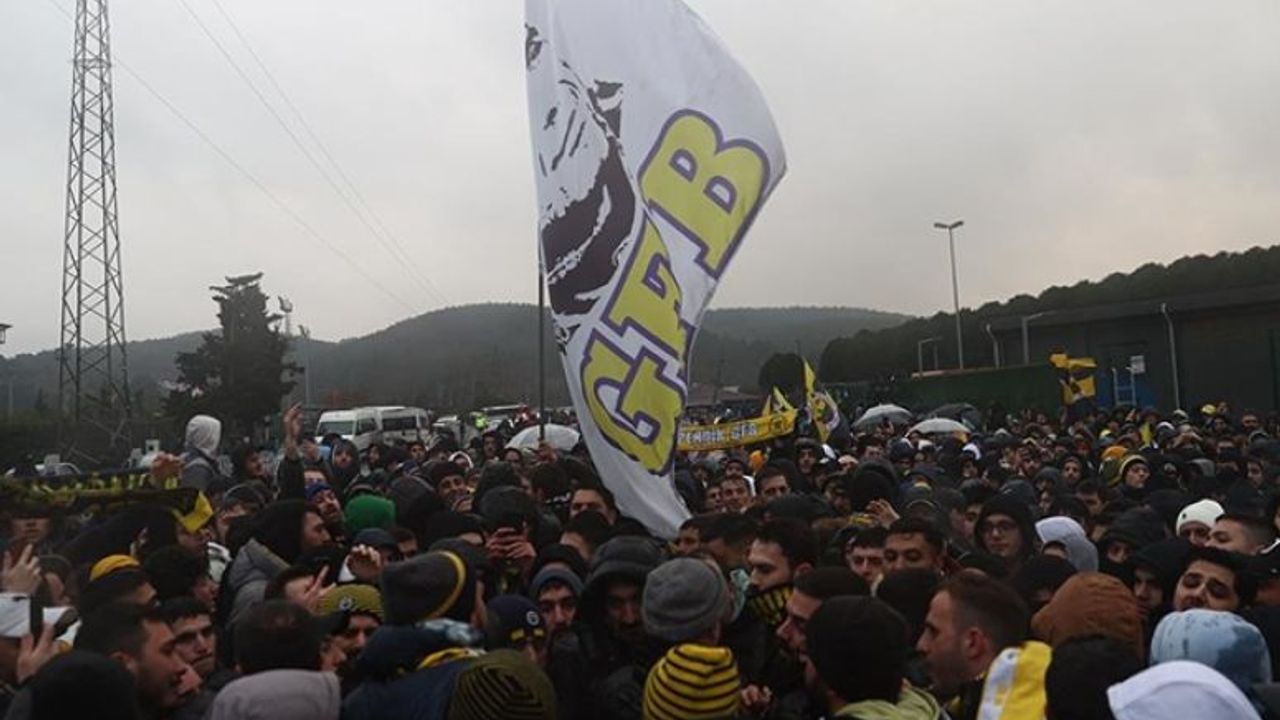 Fenerbahçe taraftarı, Riva'da TFF'yi protesto etti