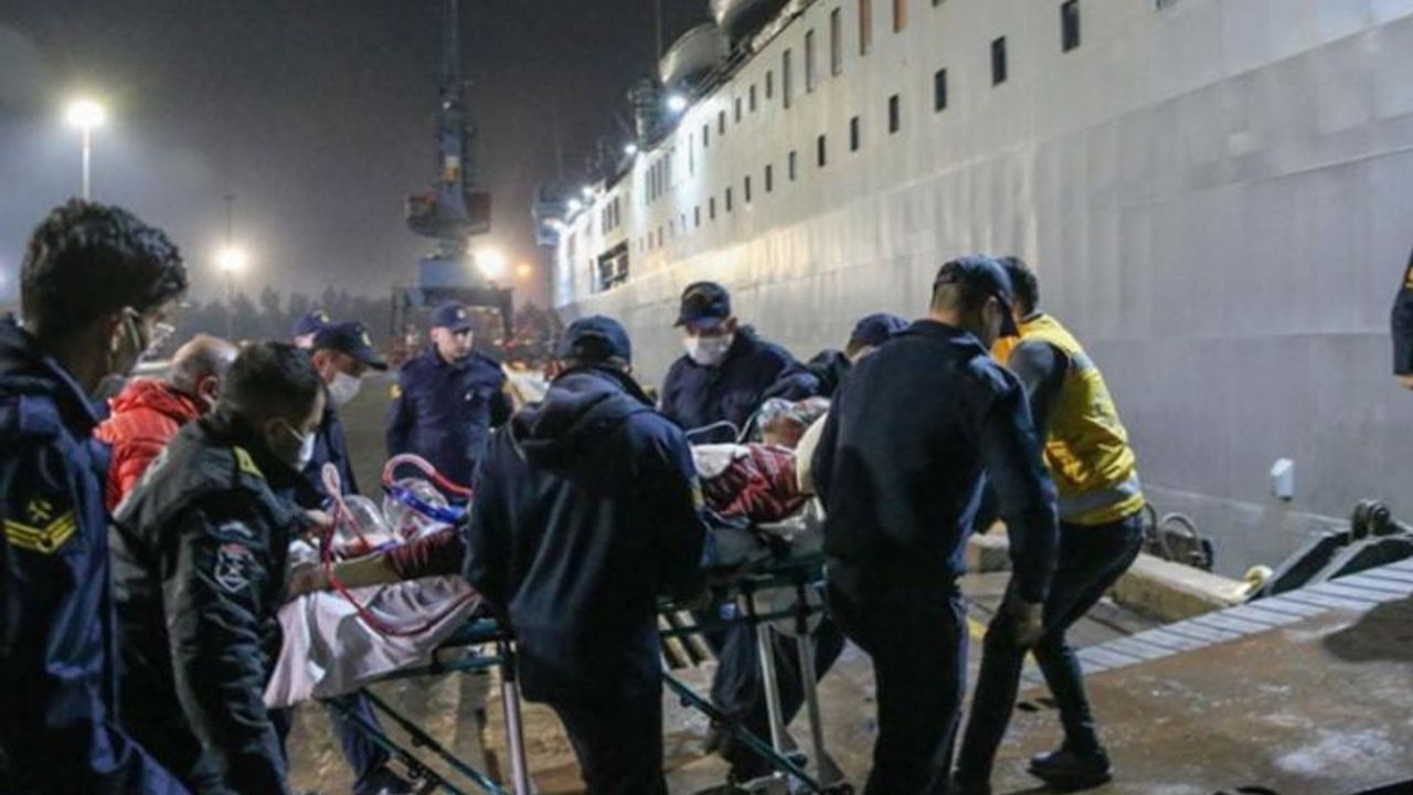 Hatay'da yaralılar TCG İskenderun gemisine alınıyor