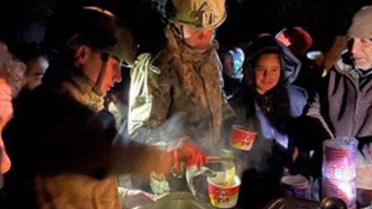 Mehmetçik deprem bölgesinde 40 bin kişilik sıcak yemek dağıttı