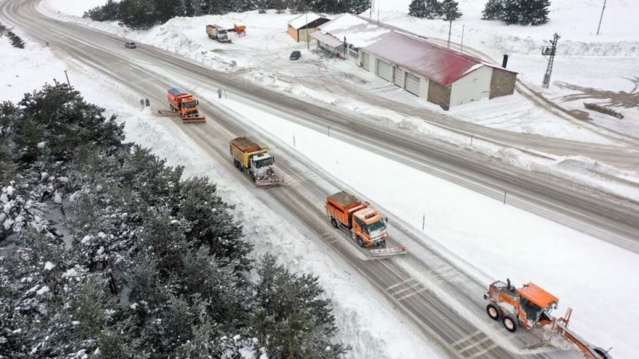 Erzincan'da kar ve tipiden 135 köy yolu ulaşıma kapandı
