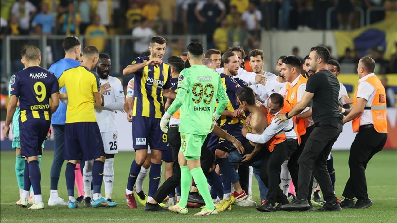 Beşiktaşlı futbolculara saldıran sanığa hapis cezası