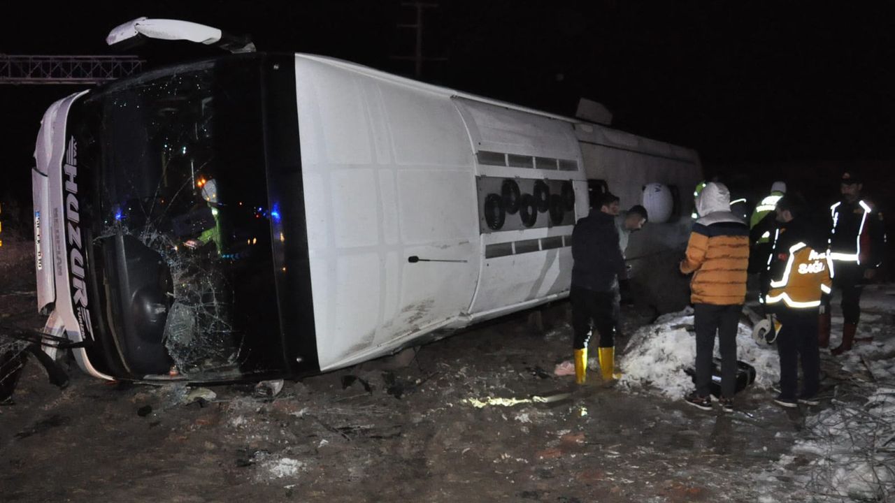 Yozgat'ta yolcu otobüsü devrildi! 1 ölü 25 yaralı