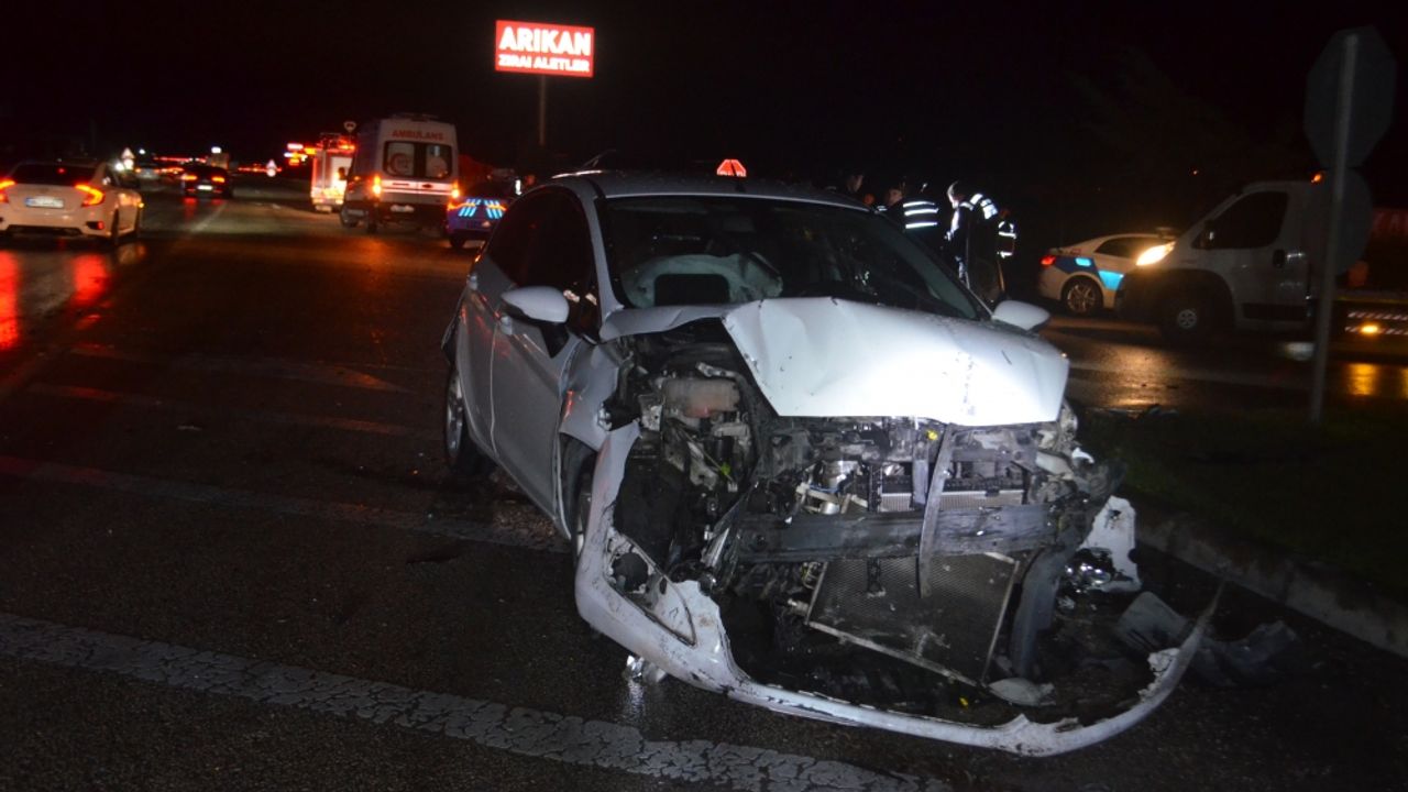 Amasya'da üç aracın karıştığı kazada 2 kişi öldü, 8 kişi yaralandı