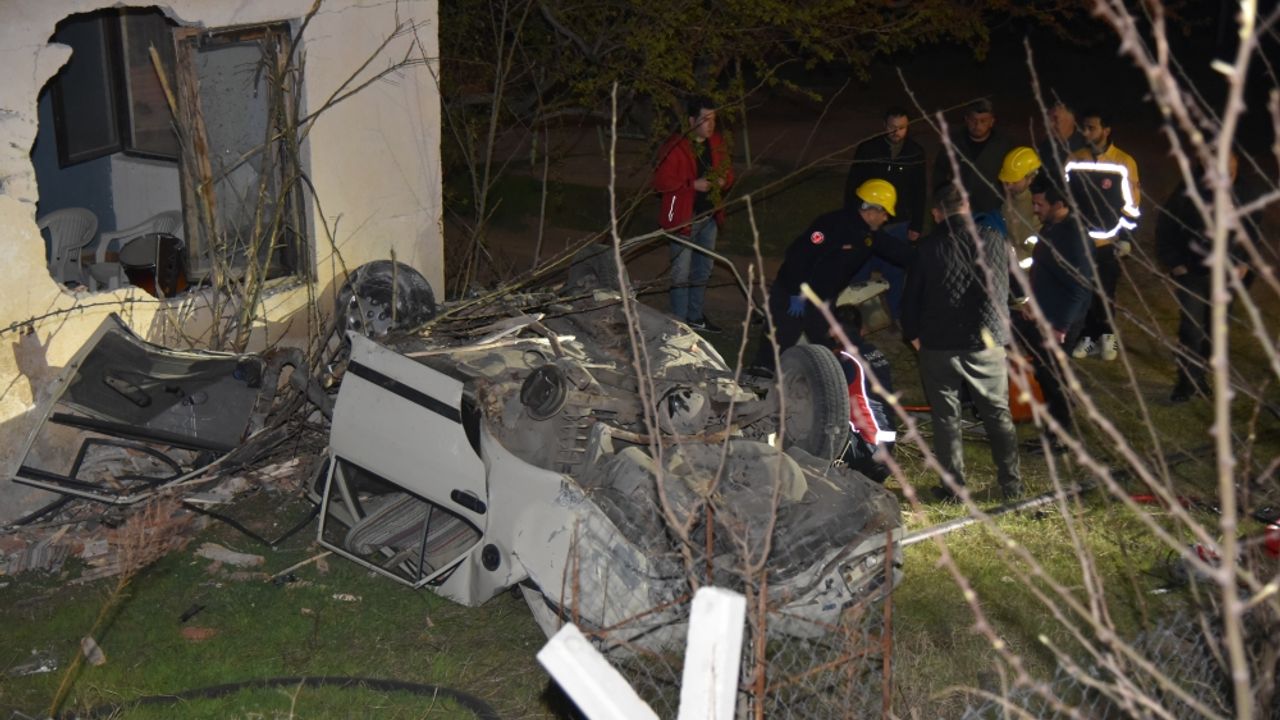 Kırıkkale'de yol kenarındaki eve çarpan otomobilin sürücüsü öldü
