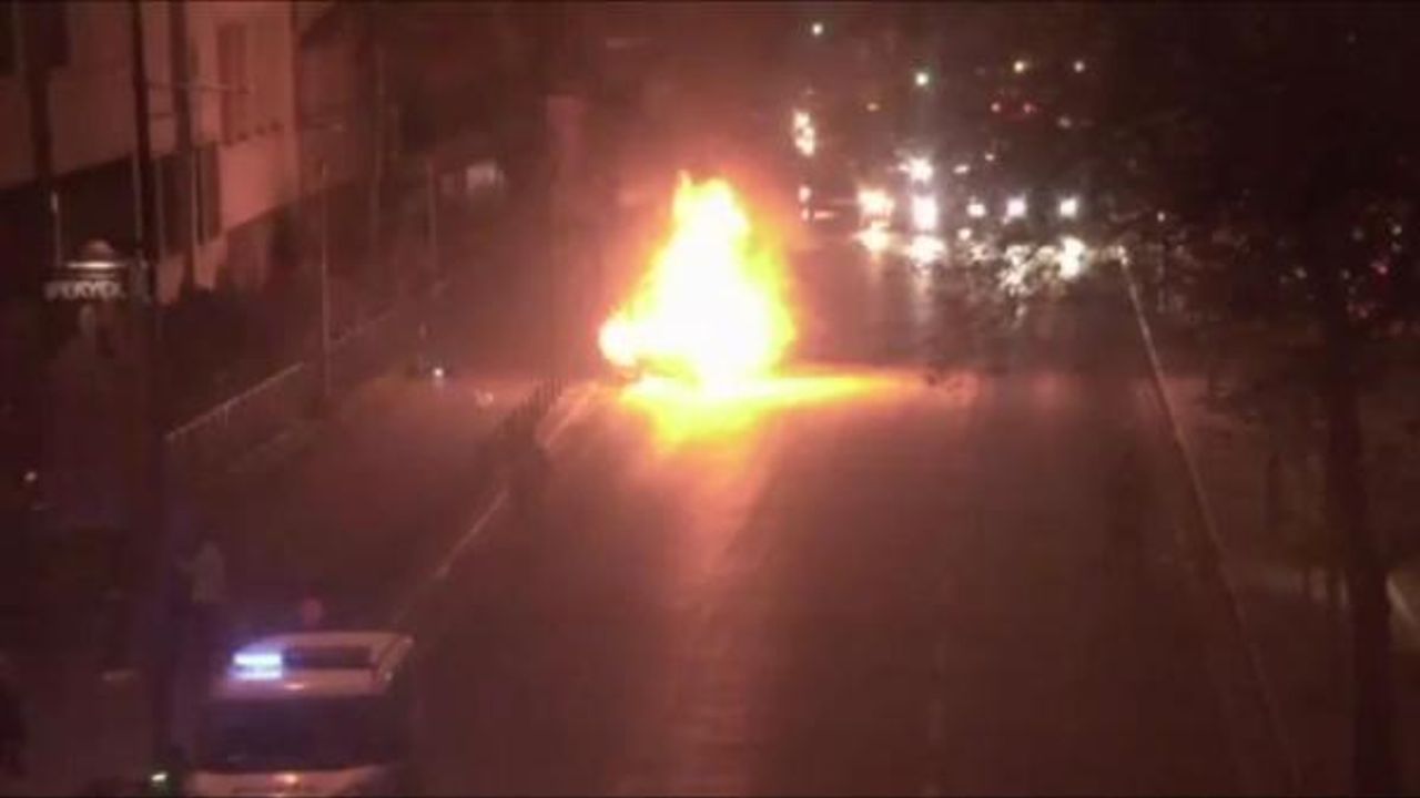 Şişli'de lüks otomobil alev alev yandı