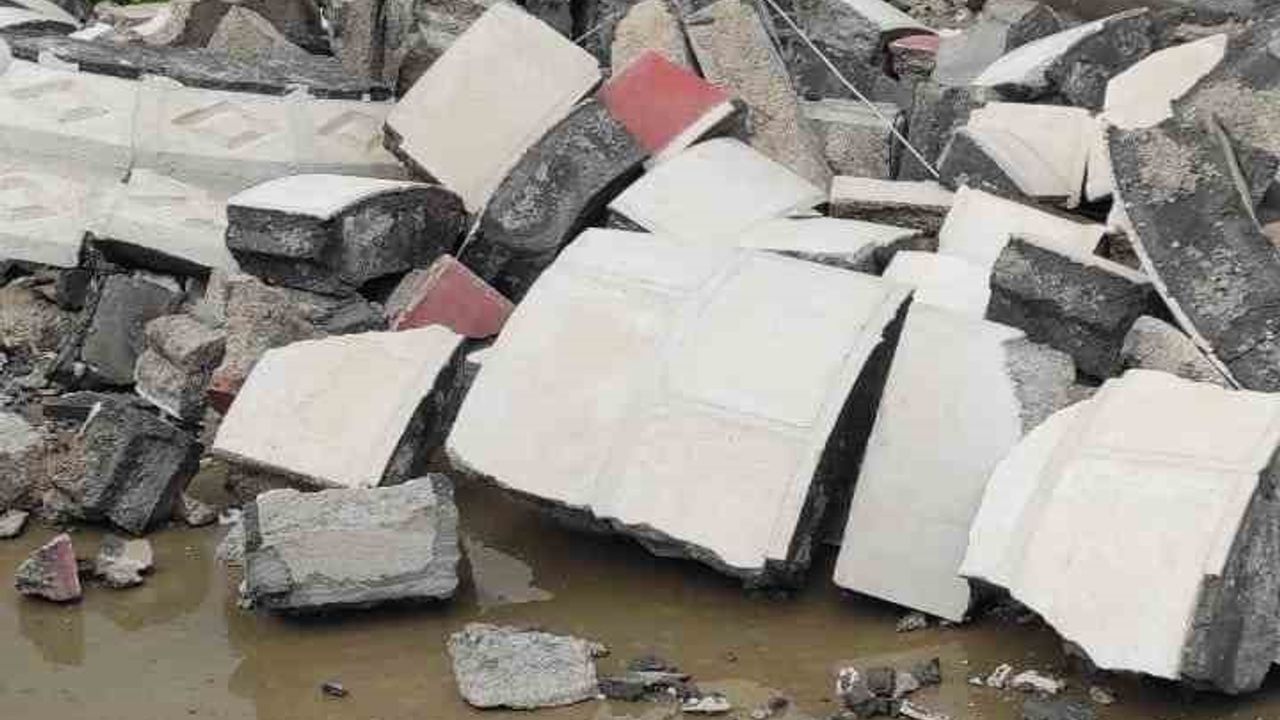 Diyarbakır’da fırtına minareleri yıktı, çatılar uçtu