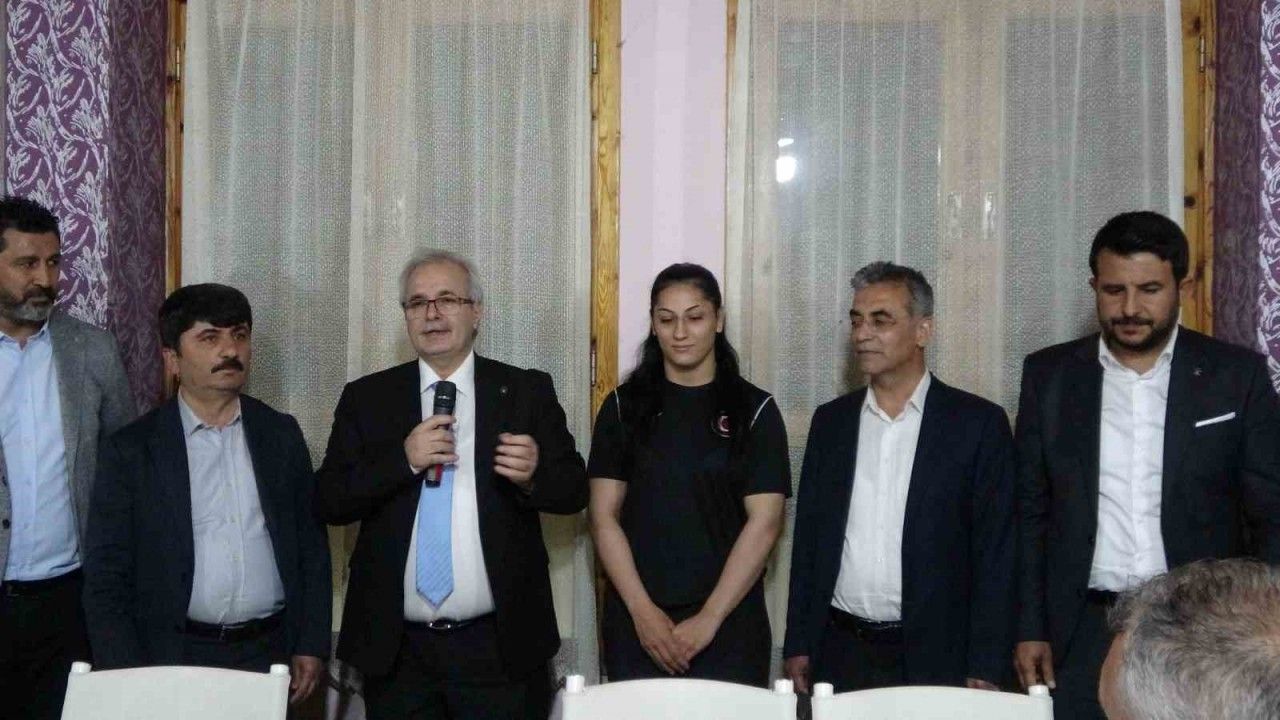 Türkiye Şampiyonu Hatice Nur Sarı'ya ödülü takdim edildi