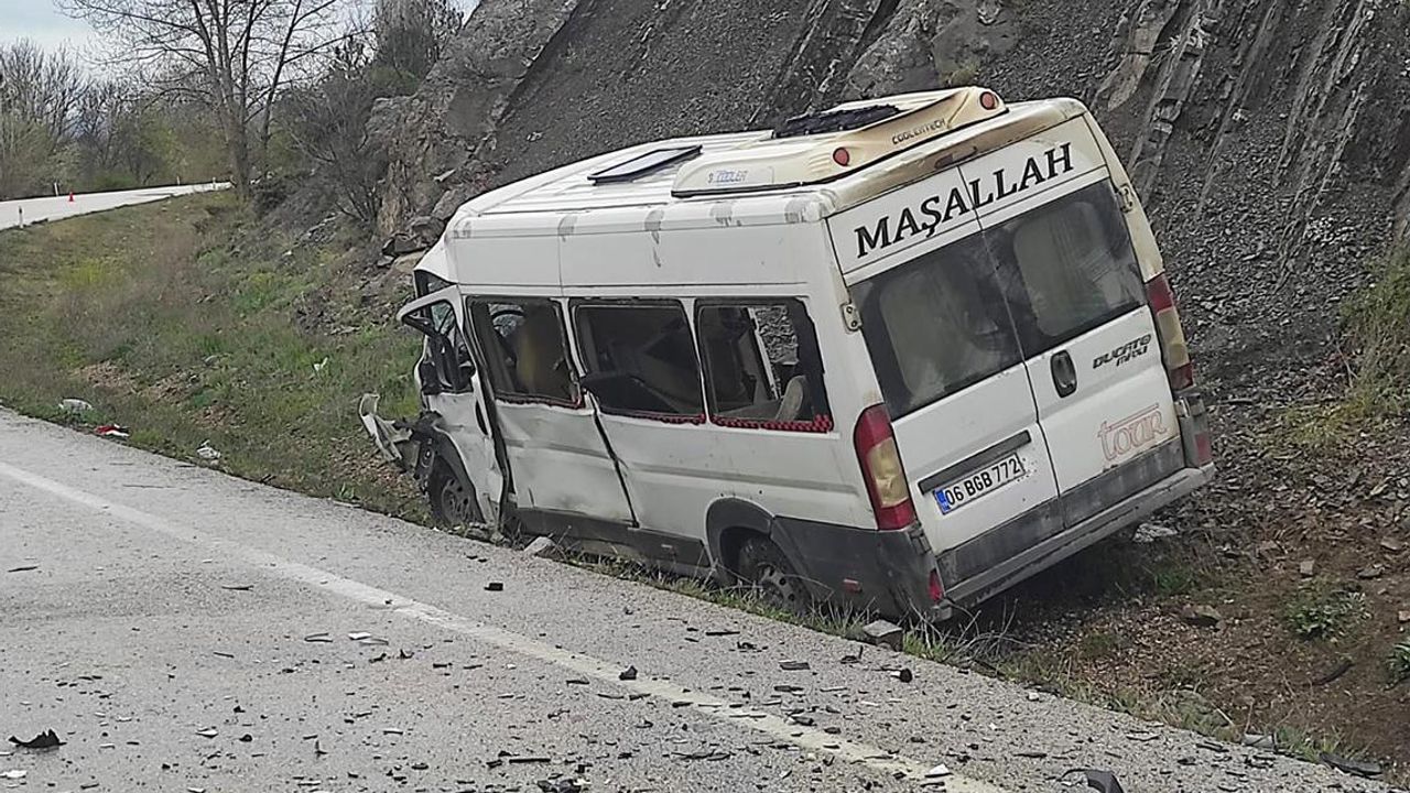 Ankara'da servis aracı kaza yaptı! 2 ölü 17 yaralı