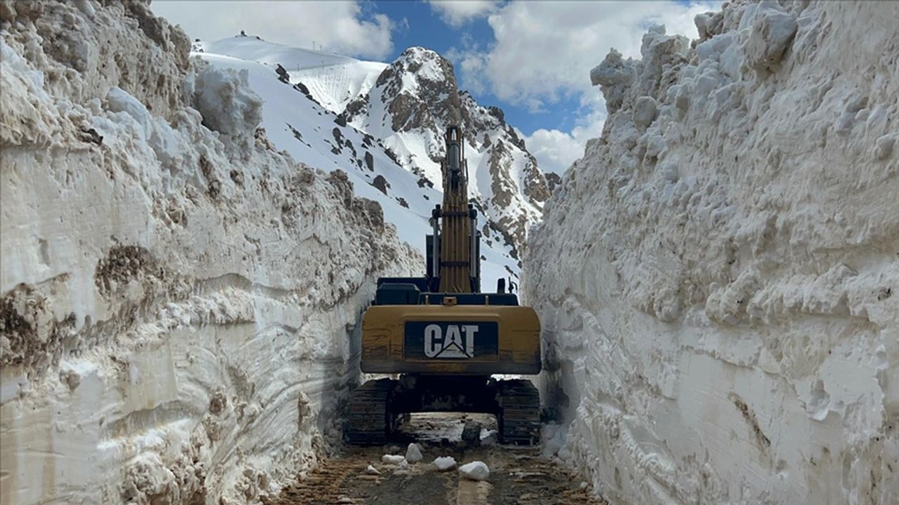 Hakkari'de ekipler metrelerce yüksek karla mücadele ediyor
