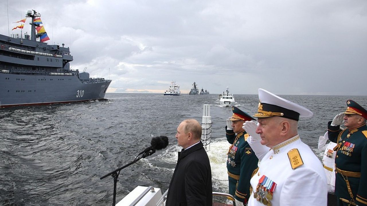 Ukrayna, TürkAkım ve Mavi Akım’ı koruyan savaş gemisine saldırdı"