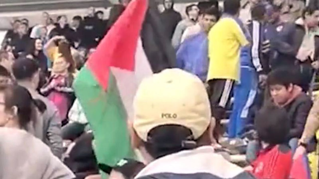 Kolombiya İsrail maçında Filistin bayrağı açan taraftar gözaltına alındı