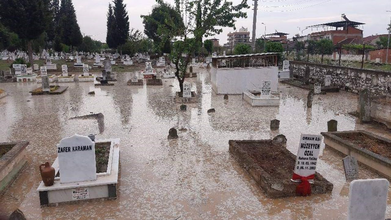 Mezarlık sulara gömüldü: Vatandaş çaresiz kaldı