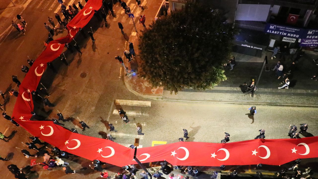 Samsun'daki Gençlik Haftası'nda 1919 metrelik bayrak açıldı