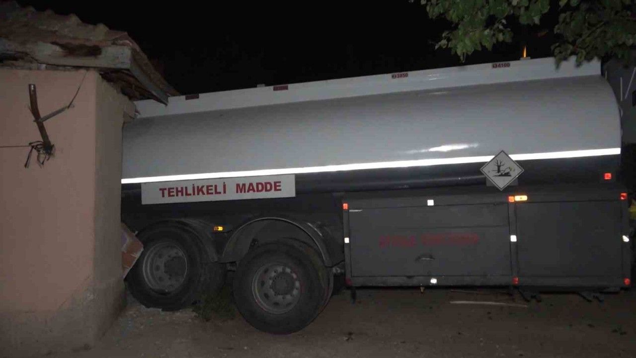 Freni boşalan akaryakıt tankeri bir eve çarptı