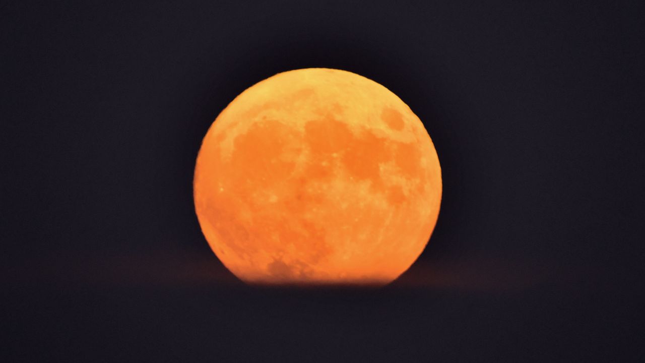 Van Gölü üzerinde yükselen Süper Ay görenleri büyüledi!