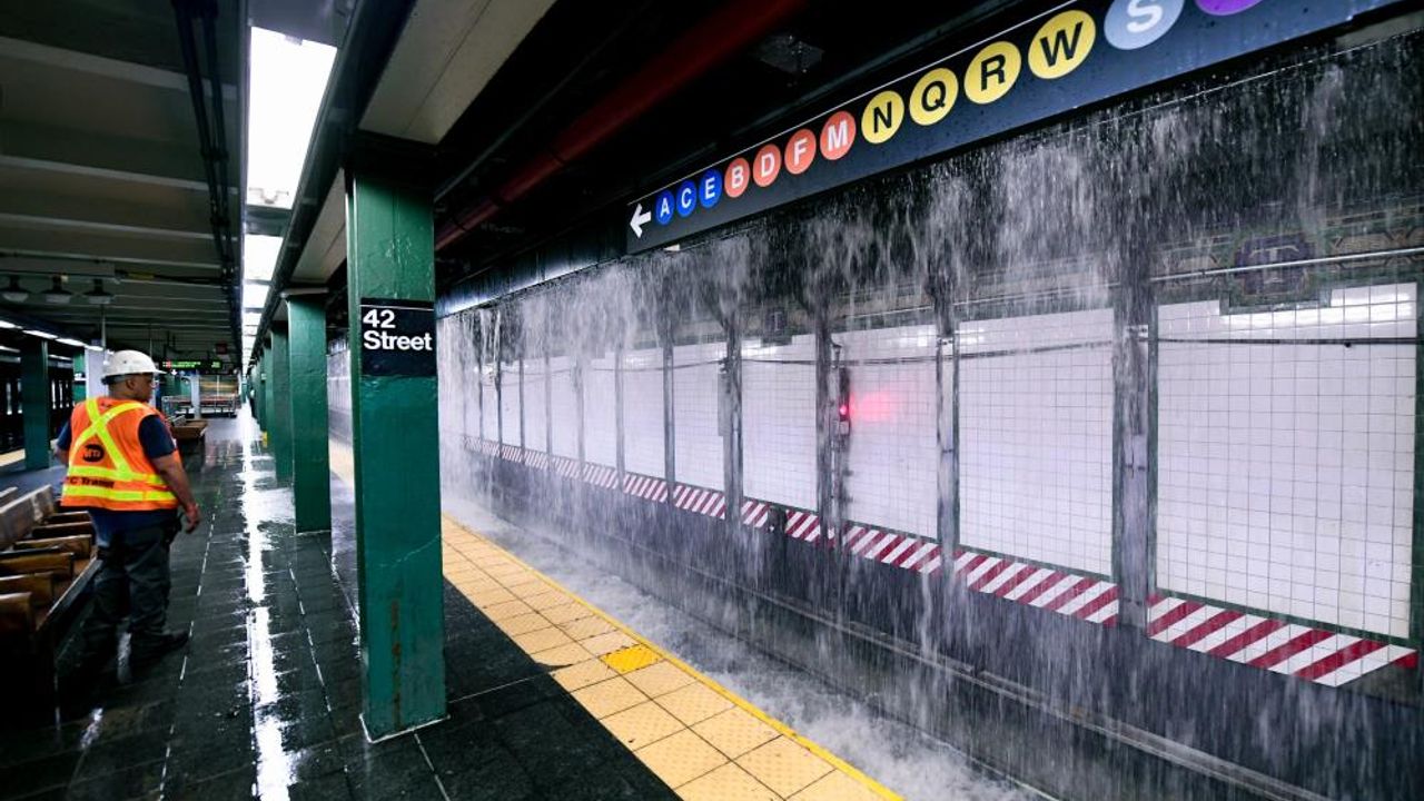 New York'ta 127 yıllık su şebekesi patladı: Metro sular altında kaldı