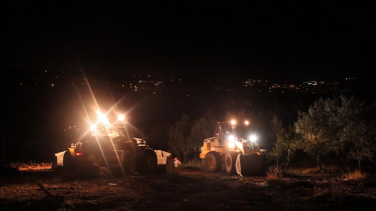 Bursa’daki orman yangınına karşı kahramanca mücadele eden ekipler, gece de yılmadı