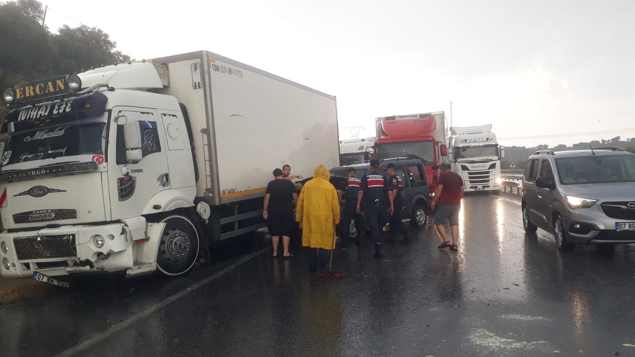 Aydın'da 8 aracın birbirine girdiği zincirleme kazada 8 kişi yaralandı