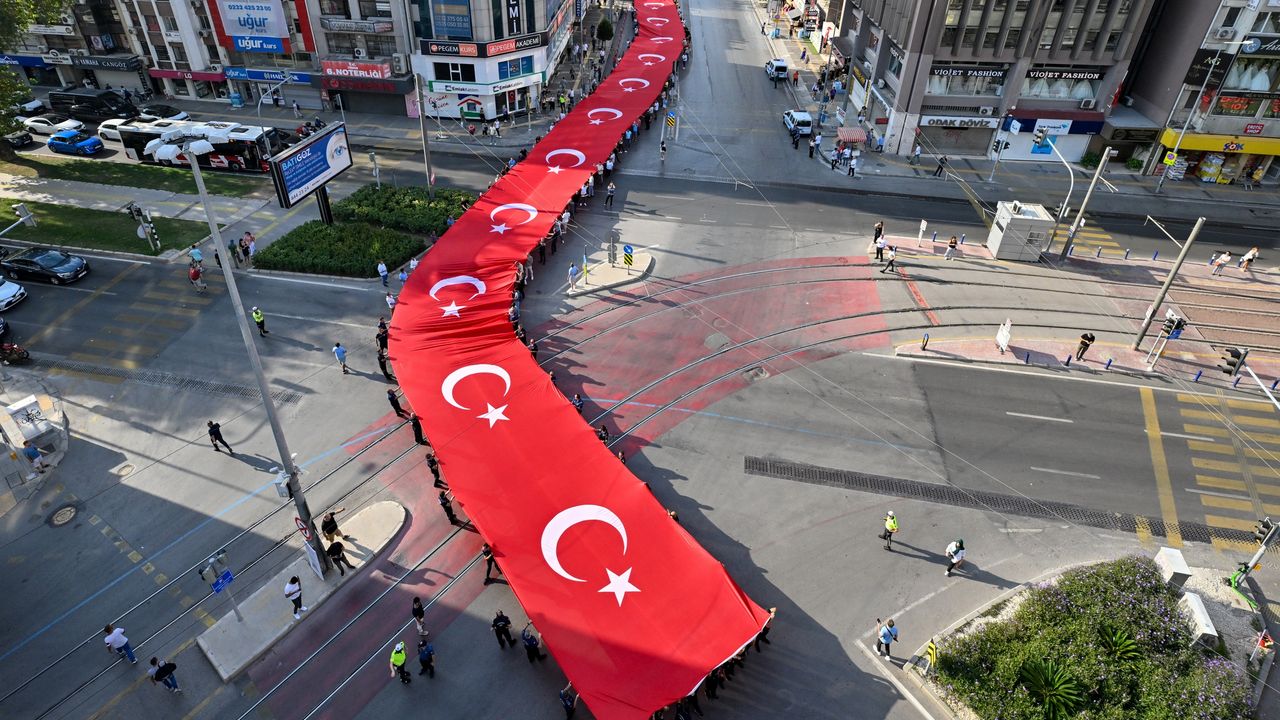 İzmir'in düşman işgalinden kurtuluşunun 101. yıl dönümü kutlamaları sürüyor