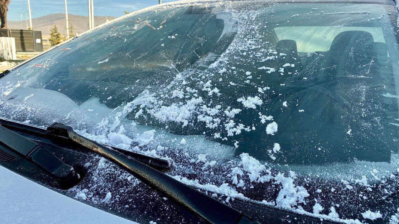 Kış kendini hissettirmeye başladı! Soğuk hava nedeniyle araçların camı buz tuttu!