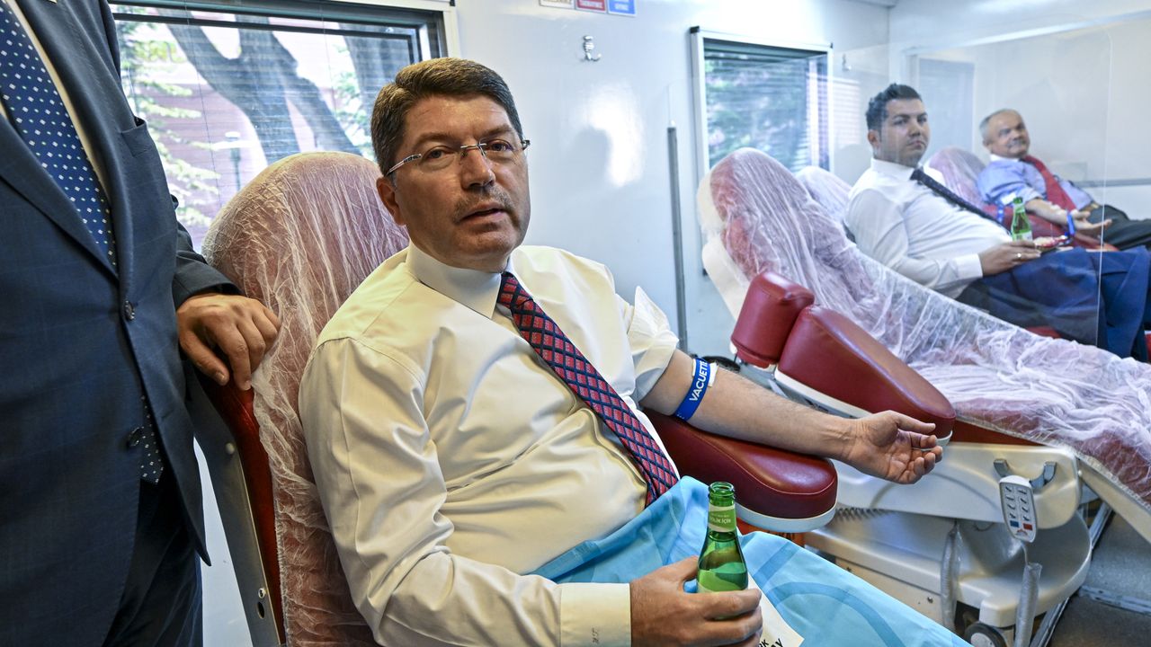 Bakan Tunç, Kızılay'a kan bağışında bulundu