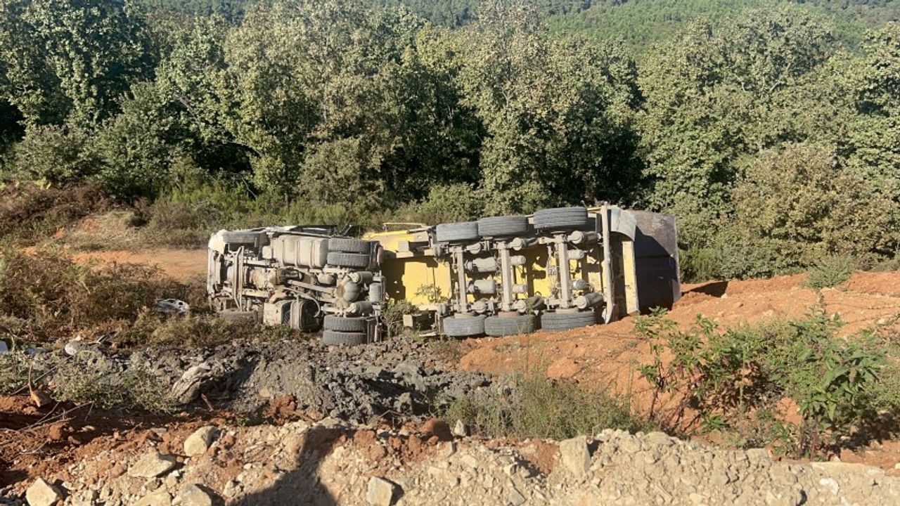 İstanbul'da hafriyat kamyonu şarampole devrildi, sürücü yaşamını yitirdi