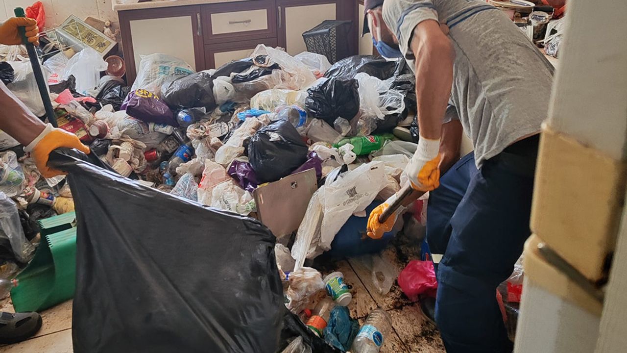 Adana Çukurova’daki bir evden yaklaşık 20 ton çöp çıkarıldı