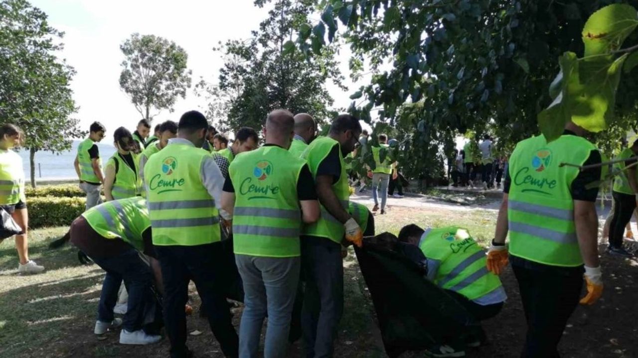 AK Parti İstanbul İl Gençlik Kolları, Caddebostan'da sahil temizliği yaptı