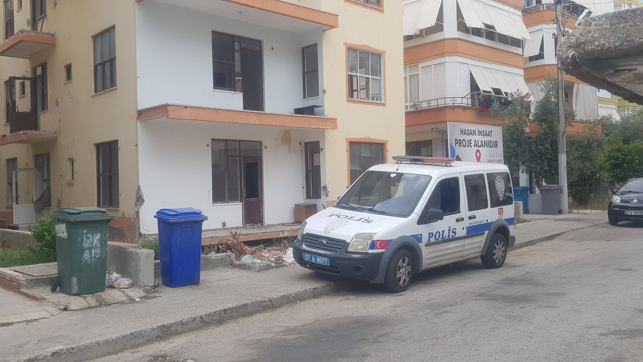 Antalya'da binanın bahçesinde erkek cesedi bulundu