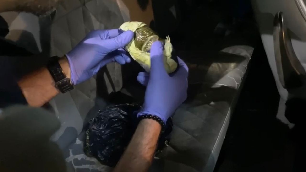 Düzce’de uyuşturucu operasyonu: aracın tavanından uyuşturucu çıktı