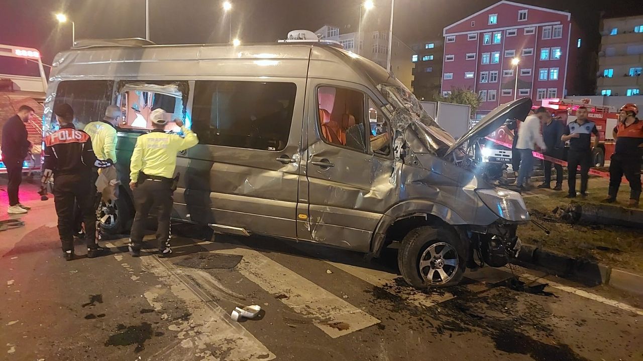Rap sanatçısı Vahap Canbay’ın minibüsü kaza yaptı