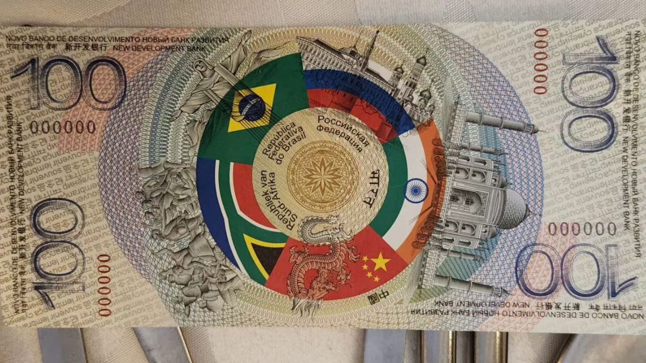 Rus Büyükelçi BRICS’in sembolik banknotunu BAE’ye takdim etti