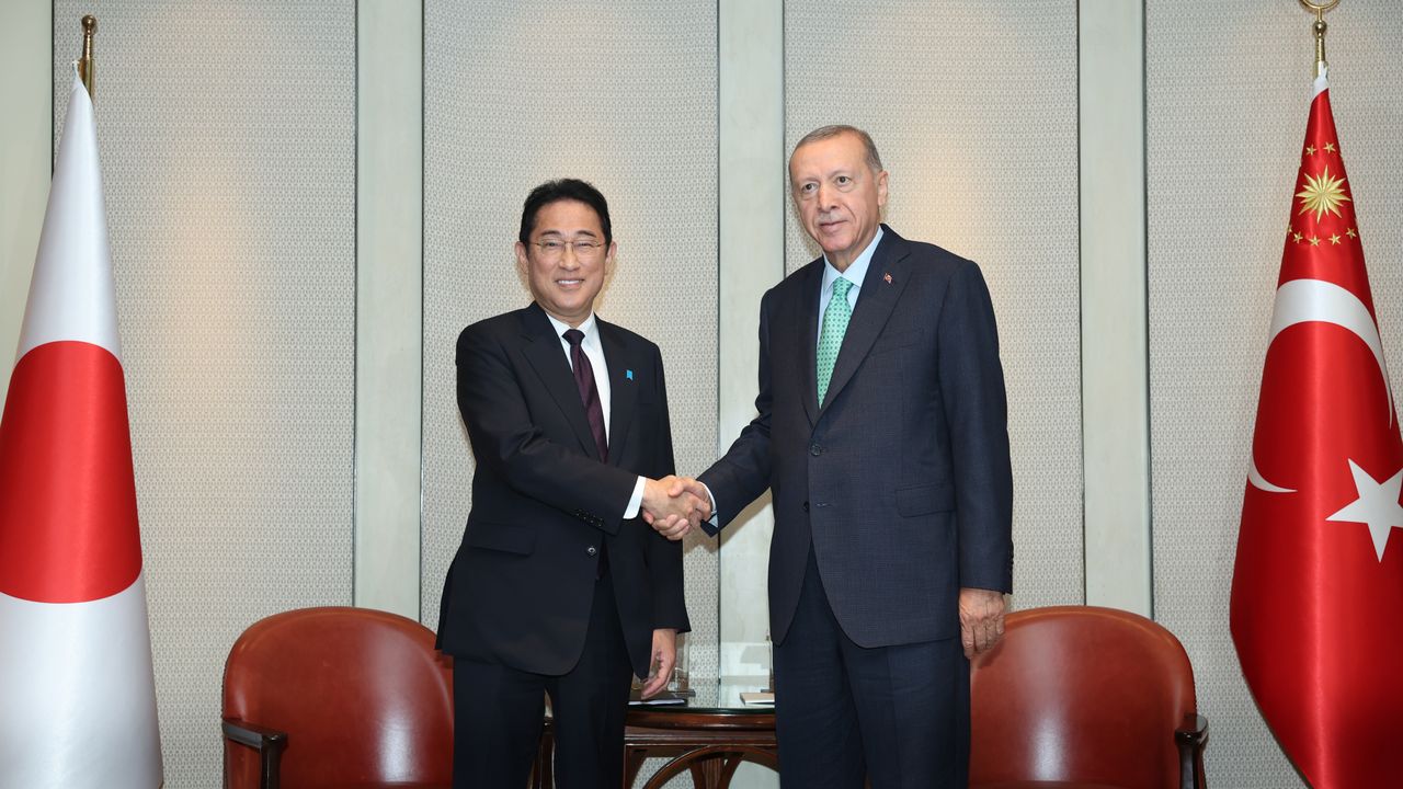 Cumhurbaşkanı Erdoğan, Japonya Başbakanı Kishida ile bir arada