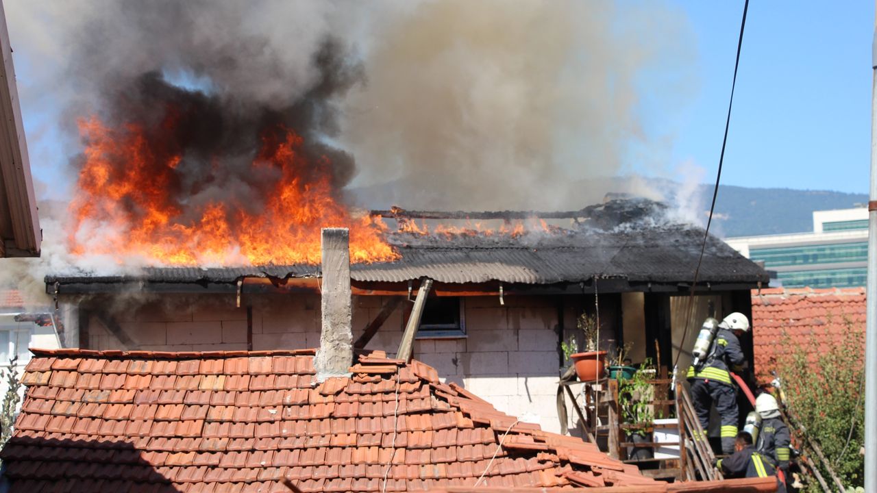 Eşi ve kayınvalidesiyle tartışıp sinir krizi geçiren kadın benzin döküp evi ateşe verdi!