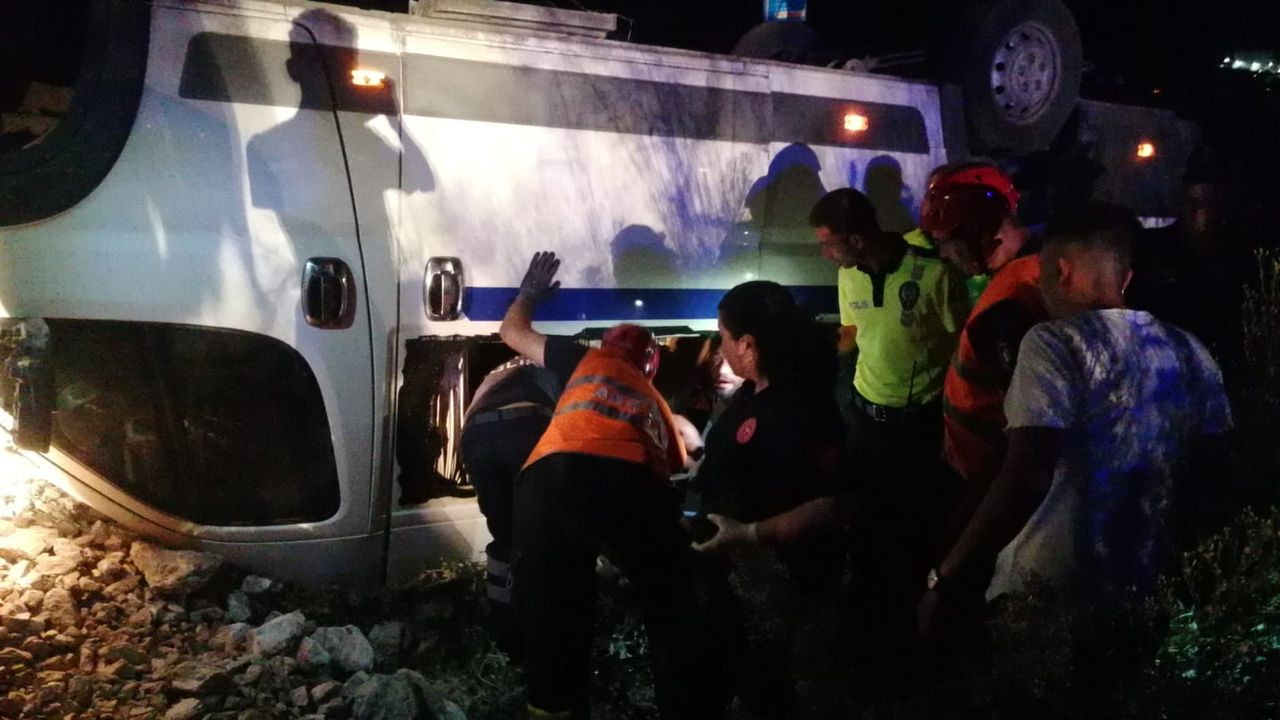 Servis minibüsü kavun tarlasına uçtu: 11 yaralı
