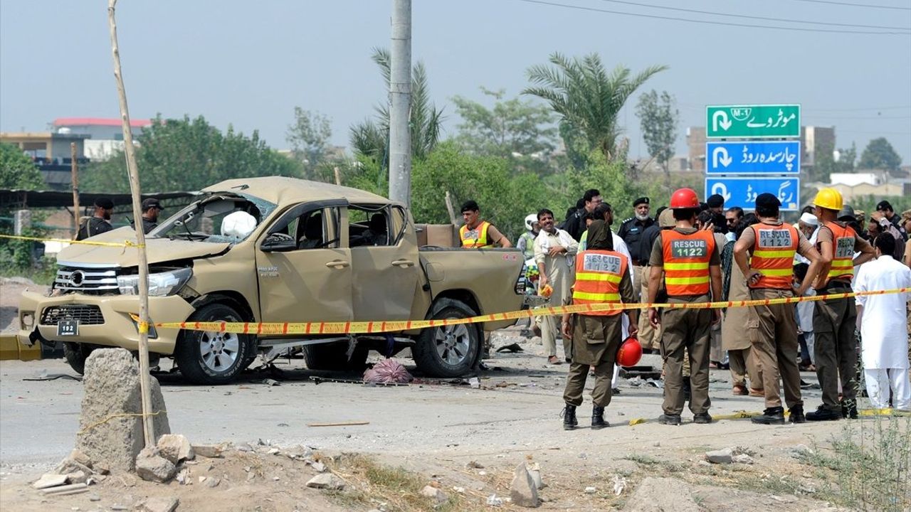 Pakistan'da askeri araca bombalı saldırı