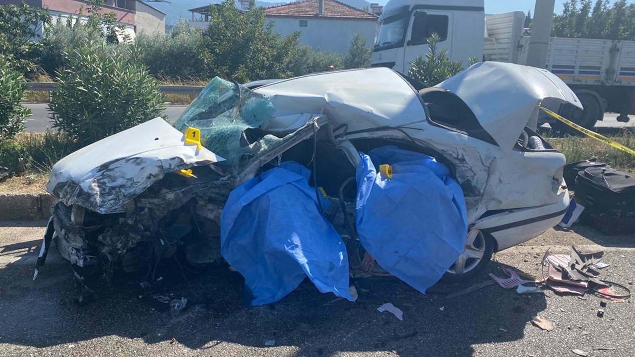 Otomobil refüjü aşıp tıra çarptı: Karı- koca hayatını kaybetti, çocukları yaralandı