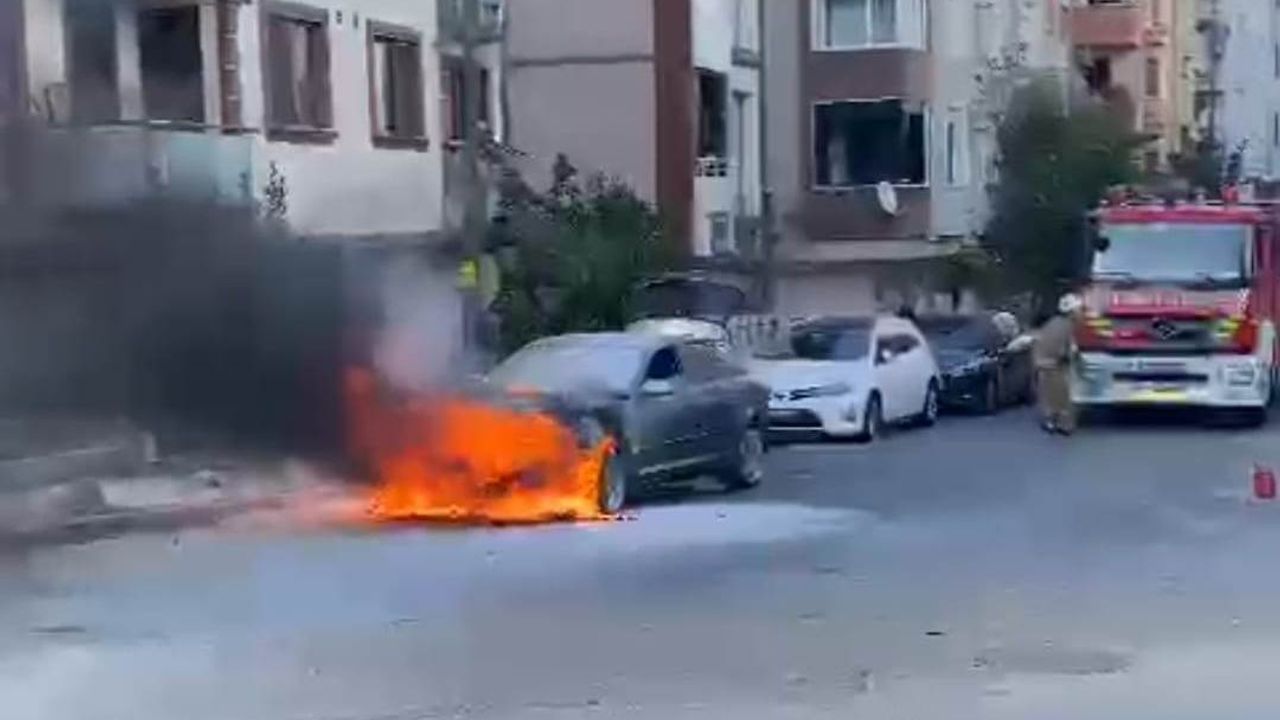 Üsküdar'da park halindeki otomobil, yangın nedeniyle küle döndü!