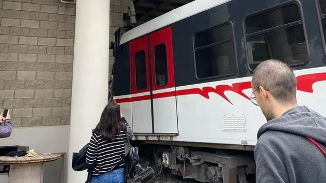 İzmir dehşeti yaşadı! Metro raydan çıktı