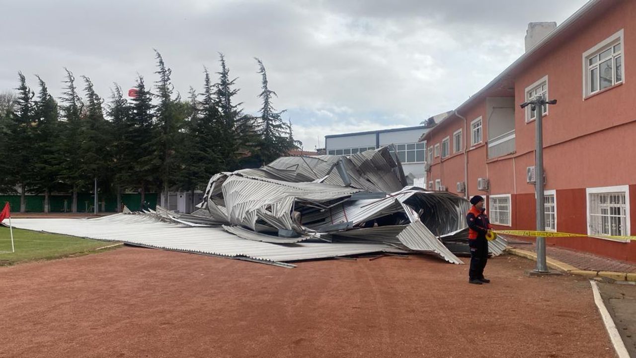 Rüzgar sebebiyle uçan çatı stadyuma düştü
