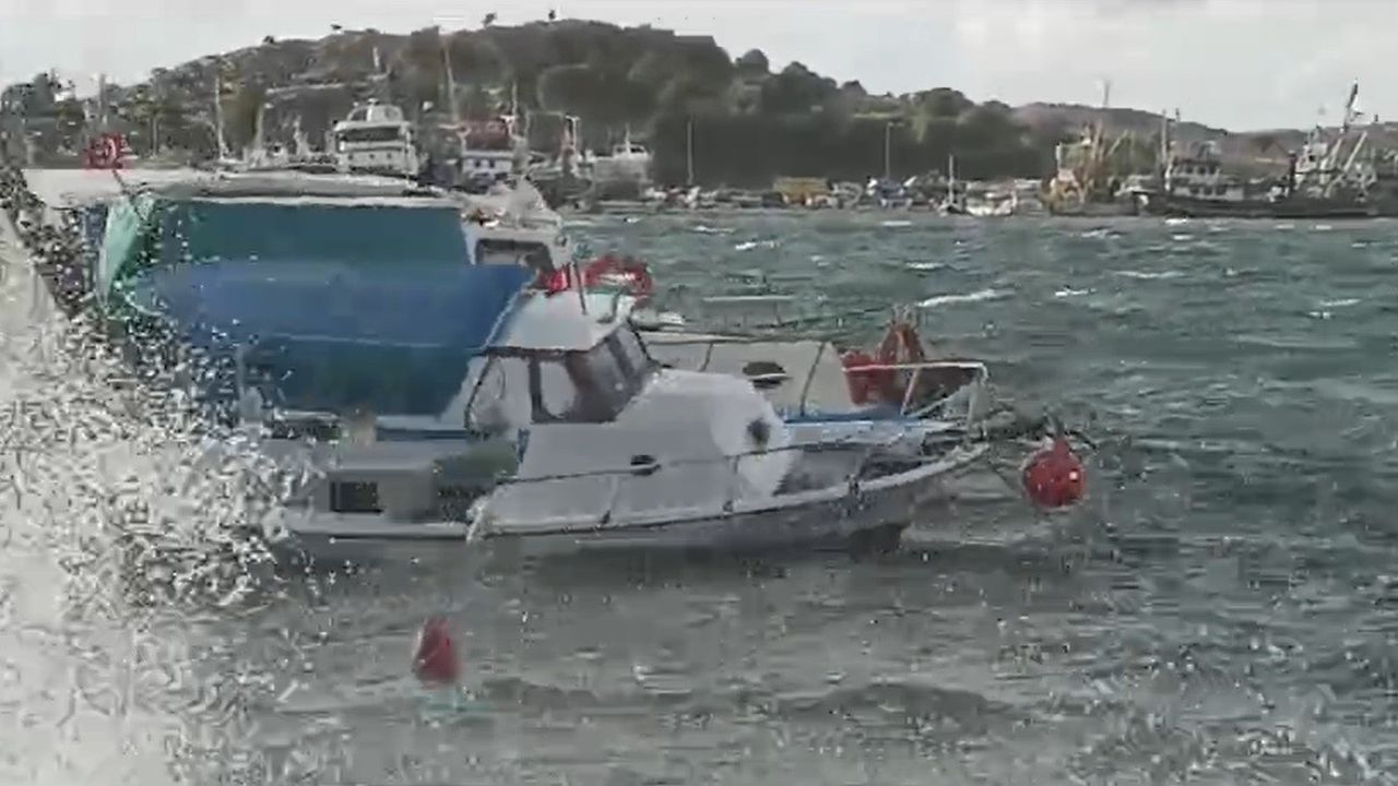 İzmir'de fırtına tekneleri batırdı