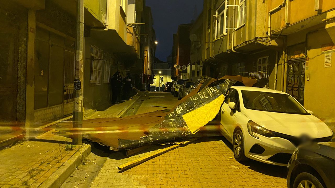 İstanbul'da şiddetli fırtına: Binanın çatısı uçtu