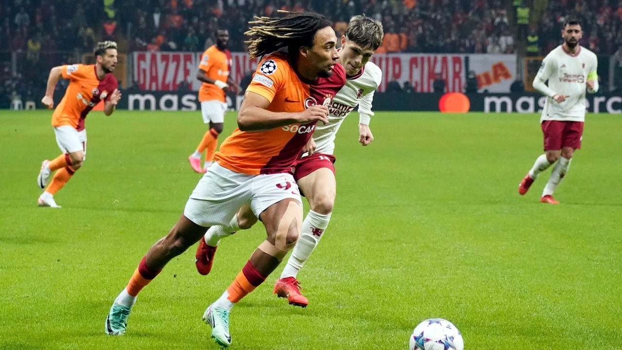Galatasaray, Machester United karşısında geriden gelerek 1 puanı kaptı