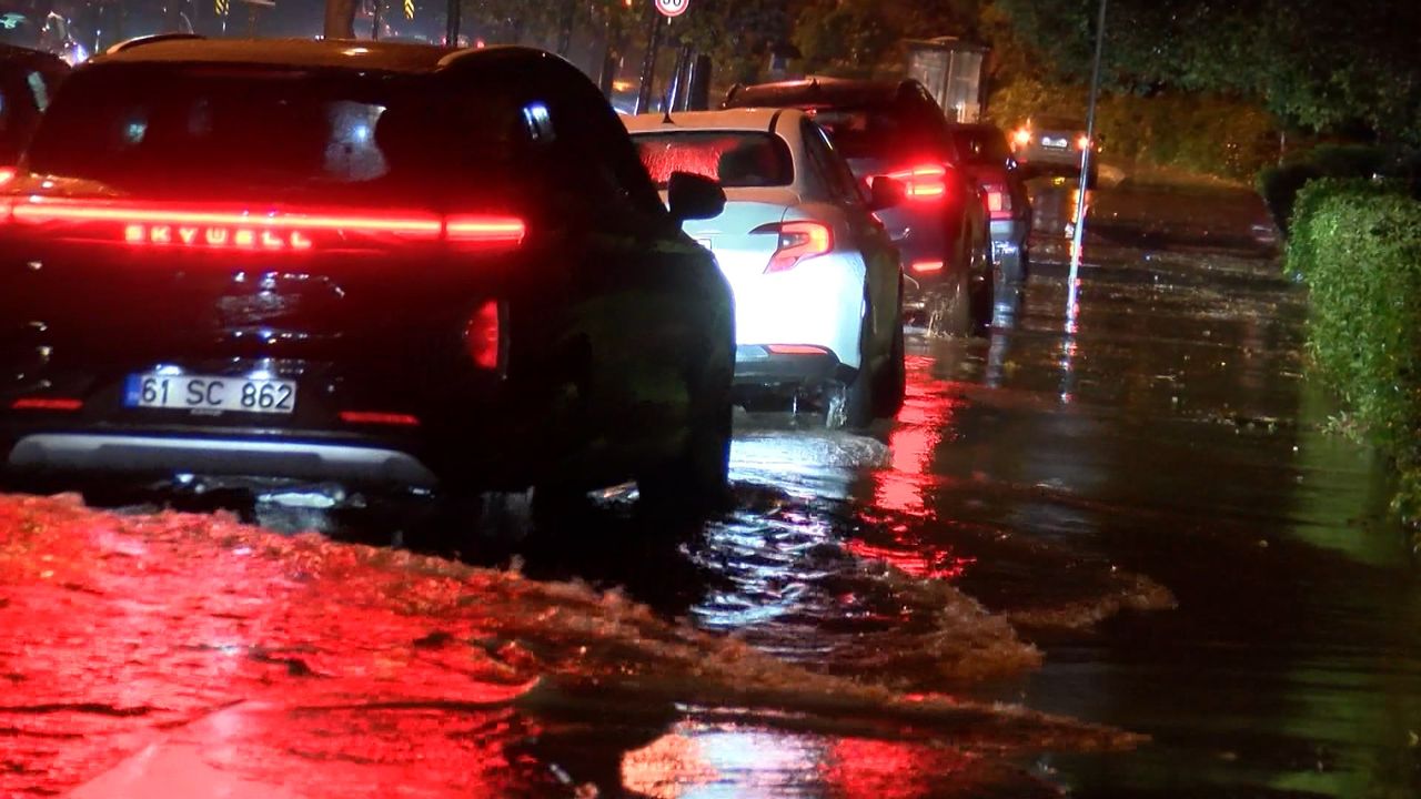 Bakırköy’de caddeyi su basınca arabalar kaldırımdan gitti