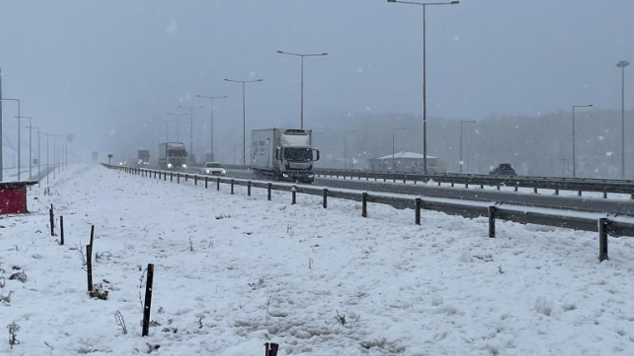Kar yağışı Kuzey Marmara Otoyolu'nda ulaşımı aksattı