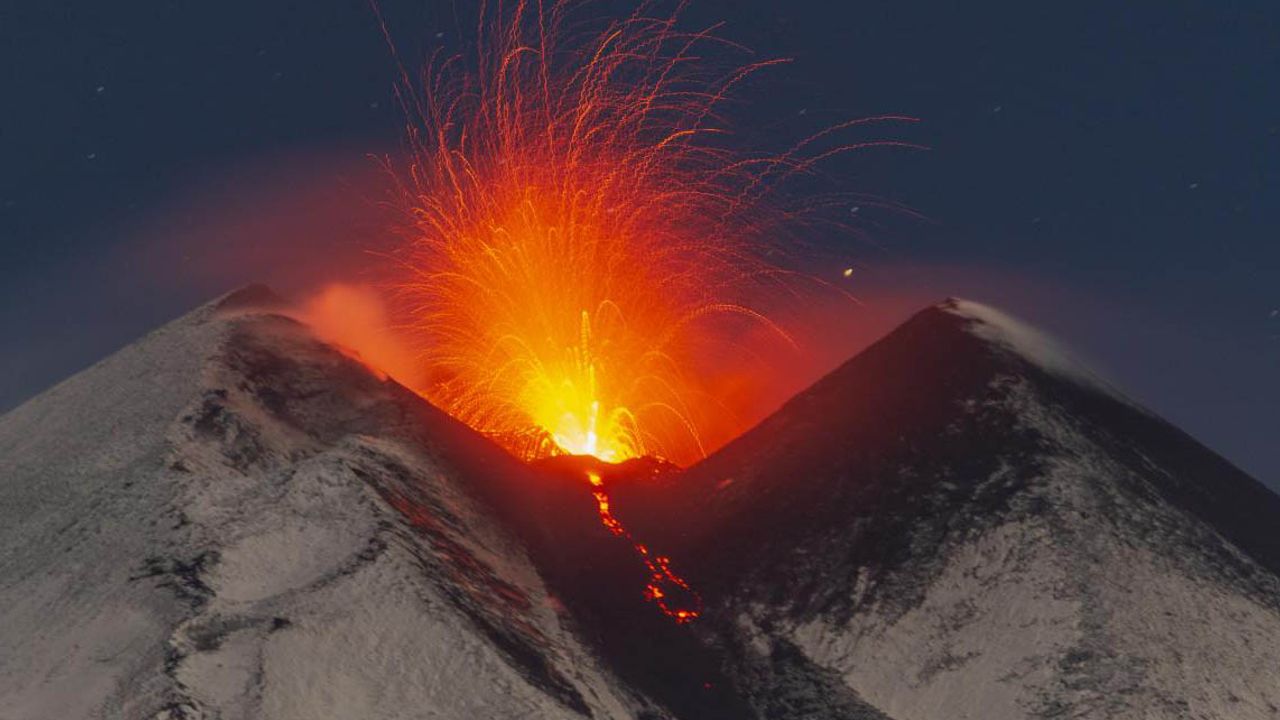 Etna Yanardağı yeniden lav püskürtmeye başladı